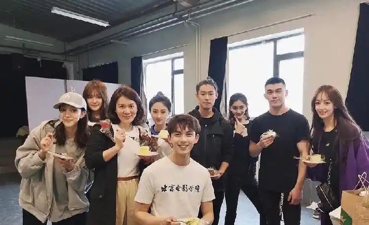 北电18级表演系合照曝光,秦牛正威竟和吴磊宋祖儿是同学?