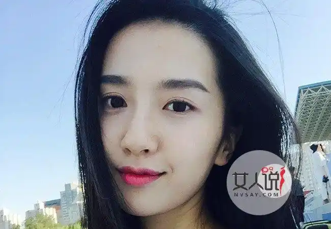 从许龄月刚出道时的照片上看,今昔照片对比判若两人,昔日的肥嘟嘟的