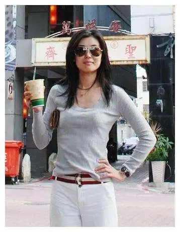 海峡两岸主持人李红48岁了还像18岁少女气质优雅备受好评