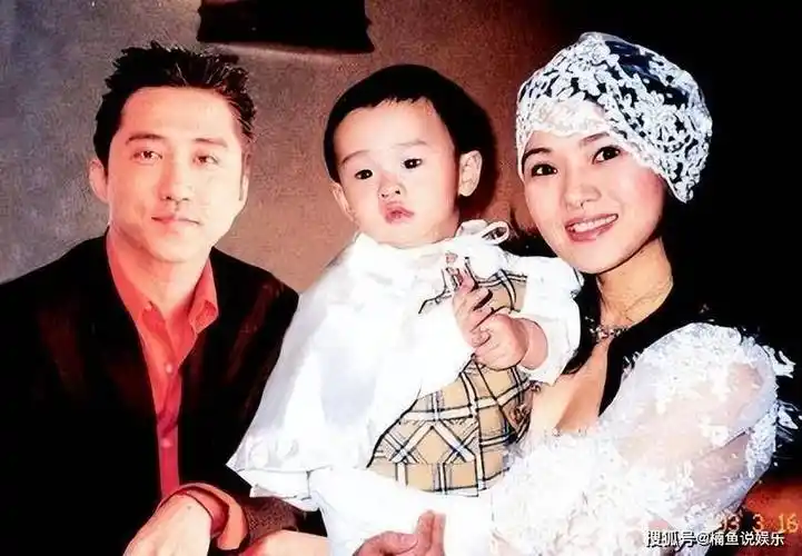 庾澄庆全家参加哈利毕业典礼,现任妻子气质非凡,前妻伊能静缺席_张