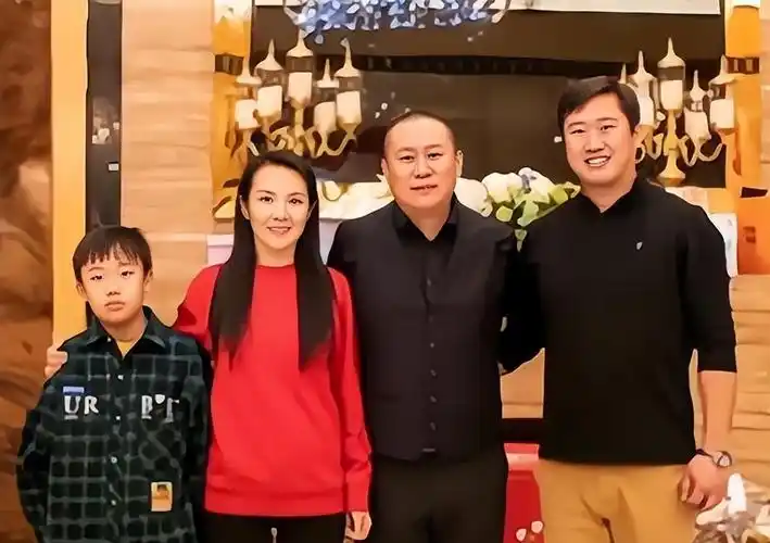 管彤与韩红传绯闻41岁结婚42岁高龄生子现在过得怎样了