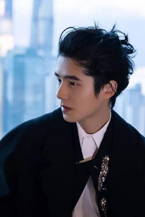 长发,戴上耳骨夹,25岁生日后的首营业,雅痞风格蛮突破～#刘昊然背头杀