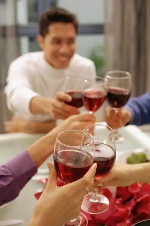 敬酒也需礼数新人敬酒要注意什么细节呢