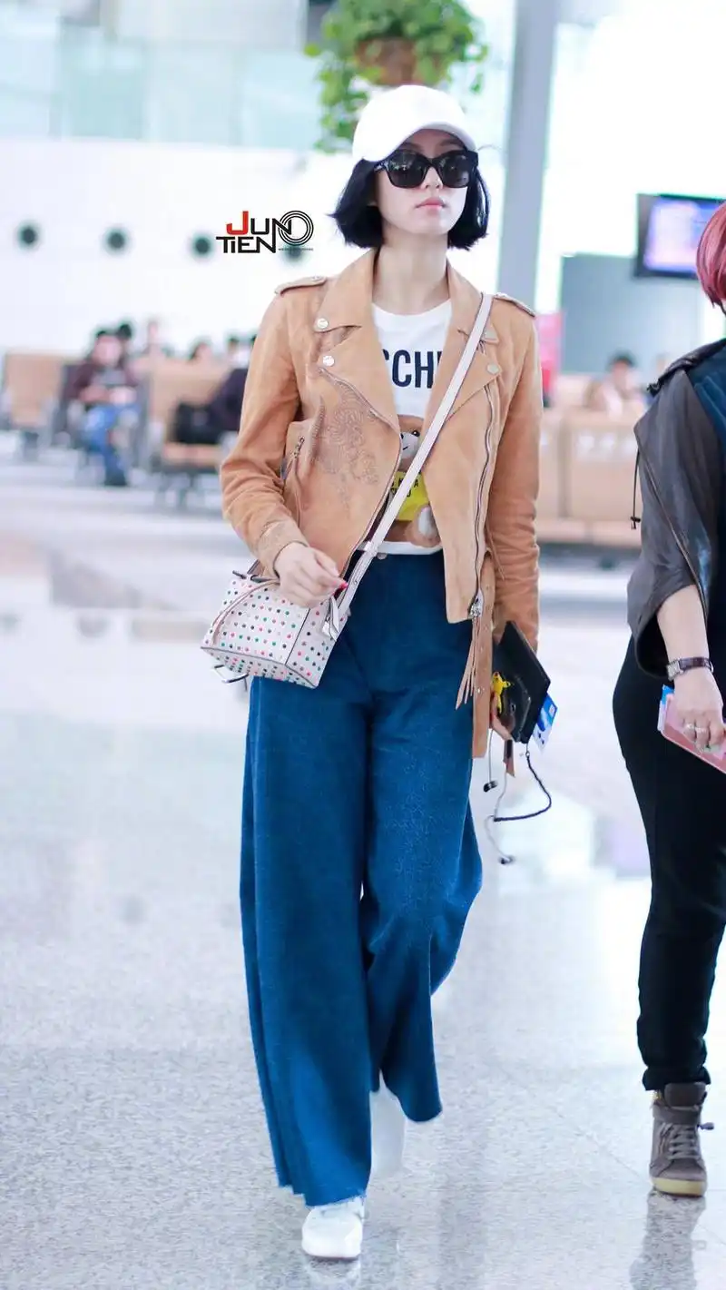 刘诗诗身穿超短皮衣搭配牛仔阔腿裤亮相机场,闪闪发光魅力十足