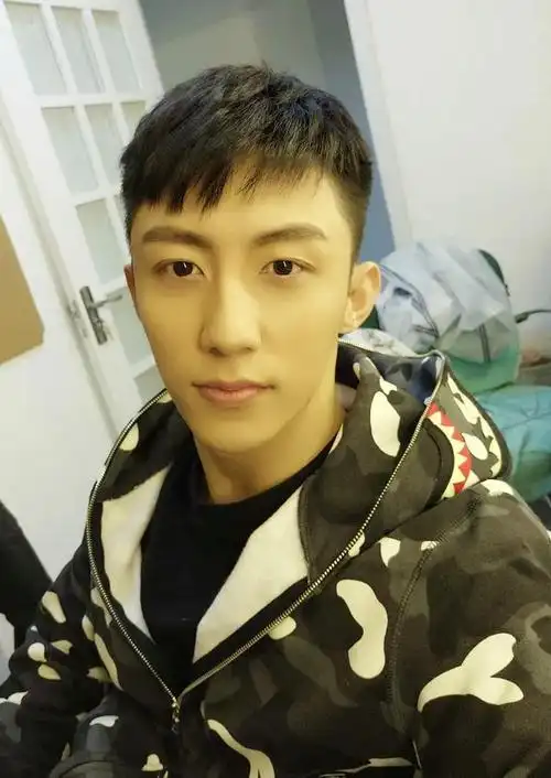 2016年,当模特的黄景瑜经朋友介绍去北京试戏,没想到彻底改变了命运.