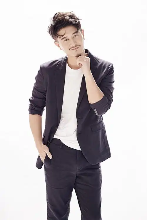 凌乱的发型配上一字胡型,充满雅痞趣味.