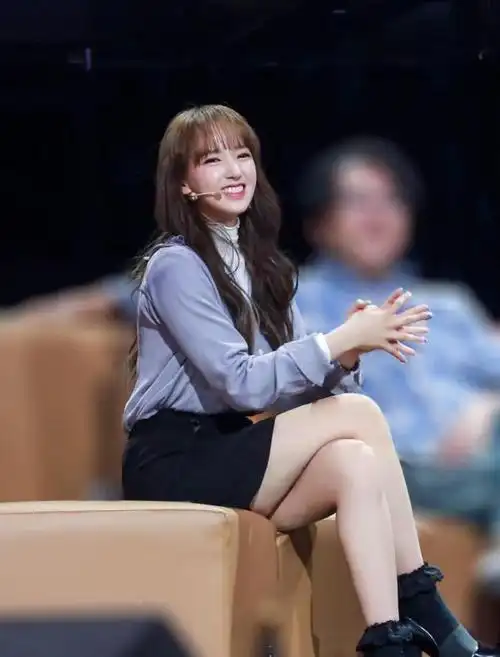 程潇牛仔裙太短了连黑口袋都遮不住配马丁靴大秀香肠腿