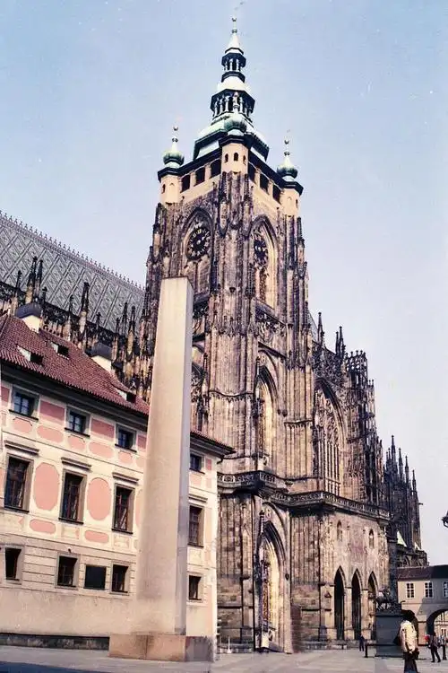 是英国最大,同时也是整个欧洲阿尔卑斯山以北最大的哥特式教堂,公元