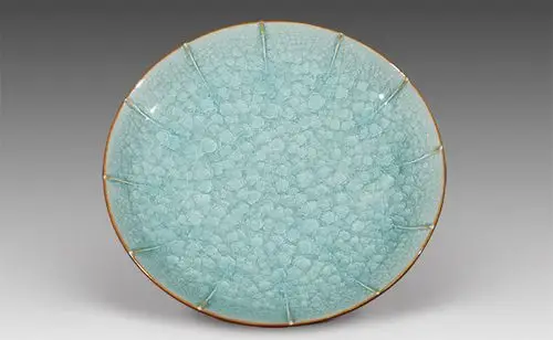 其中,哥窑瓷器的表面有一种特别的纹饰,被称为冰裂纹,行话叫做开片