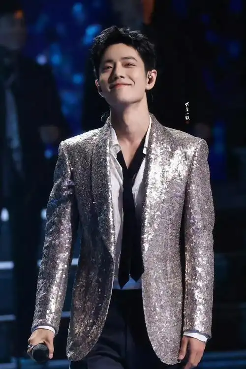 肖战的舞台真的是视听盛宴!月光是大海的梦境,而你是我的宝藏.