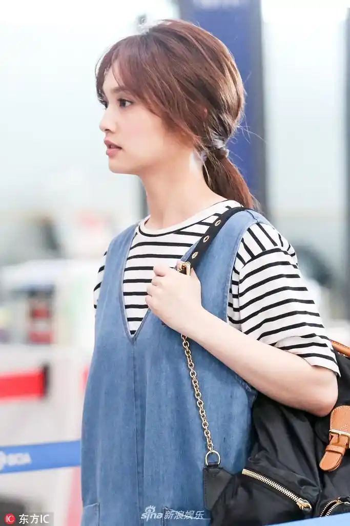 组图:杨丞琳条纹衫配背带牛仔裤青春靓丽