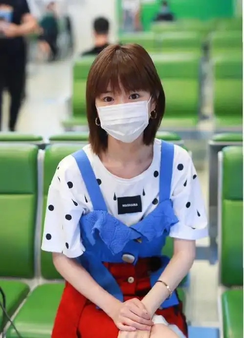 毛晓彤太青春,机场穿搭活力又少女,宛如18岁一样