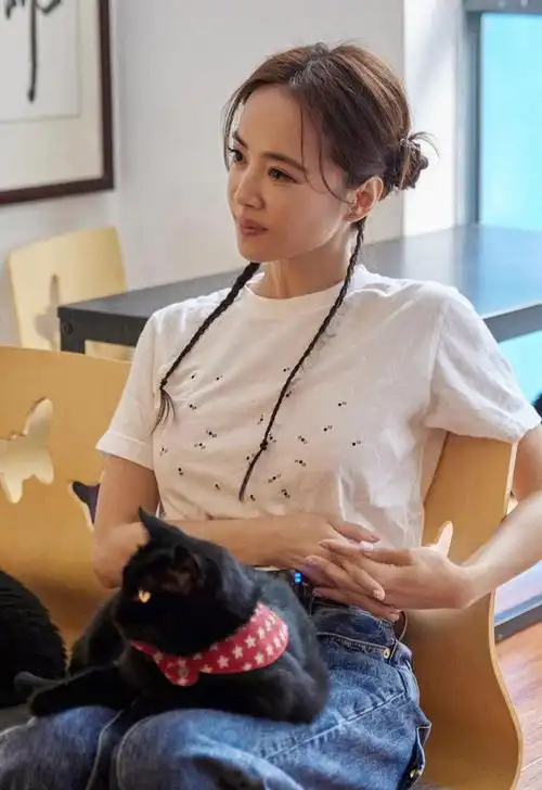 蔡依林的音乐风格多变,从早期的甜美可爱到后来的成熟性感,她不断地