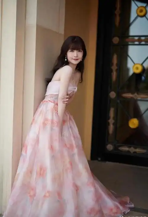 赖美云春日樱花抹裙写真,红裙惊艳,樱花抹裙仙气飘飘,一笑起来整个