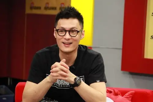 图文余文乐聊新专辑余文乐休闲装亮相