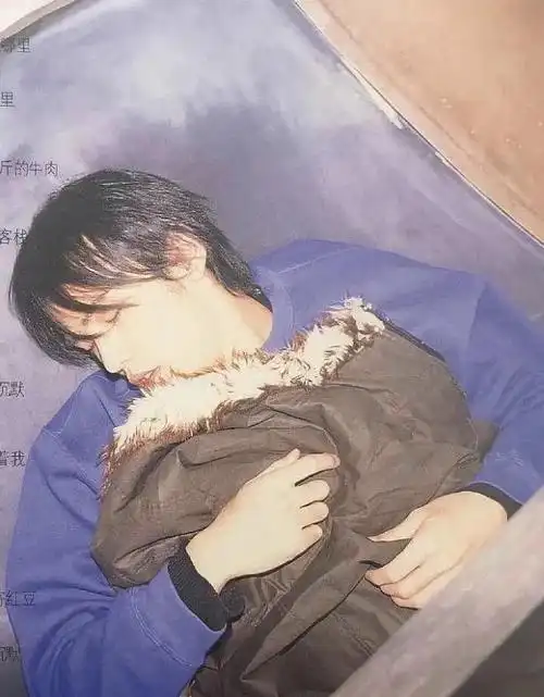 周杰伦复古老照片,明明是周杰伦青涩时期的老照片