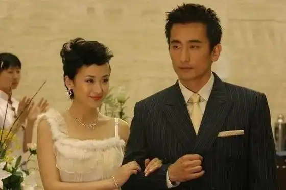 他和妻子申爱罗因戏剧相恋. 结婚多年后,他们一直非常恩爱.