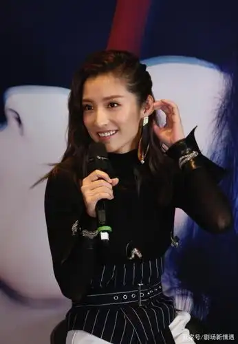 潘辰,曾甜美可爱的长相获得"小赵薇"的称号,是09年快乐女声!