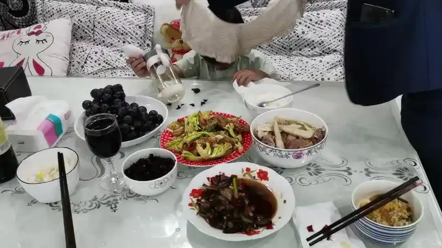 简单的生活就是在家里吃饭就是幸福97