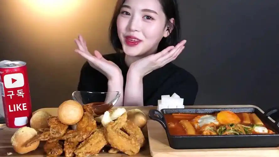 eatwithboki韩国美女吃播文福姬小姐姐鸡翅炸鸡炒年糕和芝士球