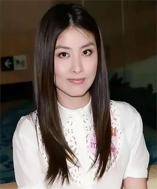 五十多岁的陈慧琳参加活动,皮肤q弹紧致,还是那么漂亮!