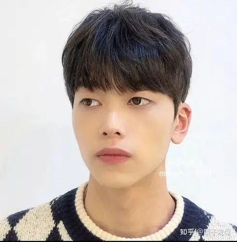 除了时尚的三七分,这种潮流烫发也是被越来越多的男士所喜爱,蓬松时尚