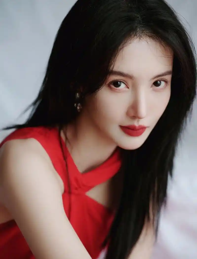 金晨的一组美照曝光,她身穿红色长裙娇艳明媚,披散长发搭配红唇 - 抖