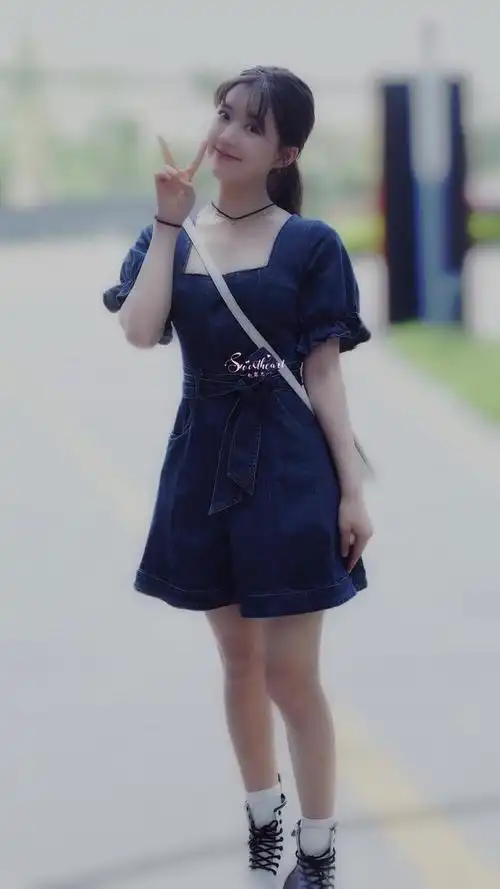 自带阳光的女孩赵露思,演绎百变洒脱少女装,笑容温暖人心