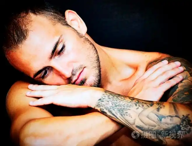 英俊的男人光着膀子拥抱自己