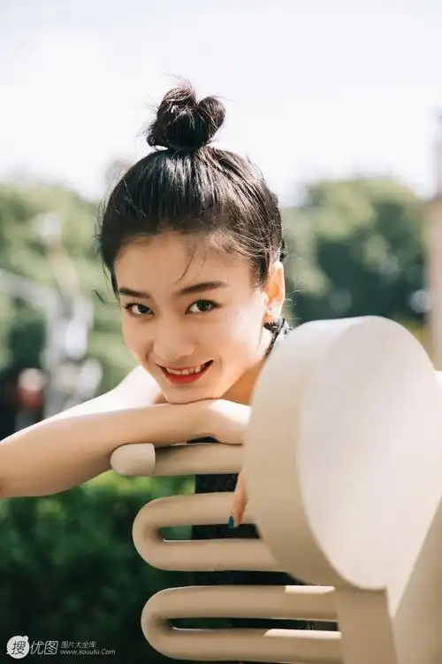 张雪迎民族风露背长裙现身某小区,搭配丸子头可爱又性感 张雪迎,民族