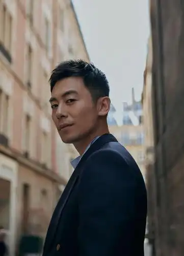 朱亚文巴黎男装周最新街拍曝光 儒雅气质尽显英伦风范