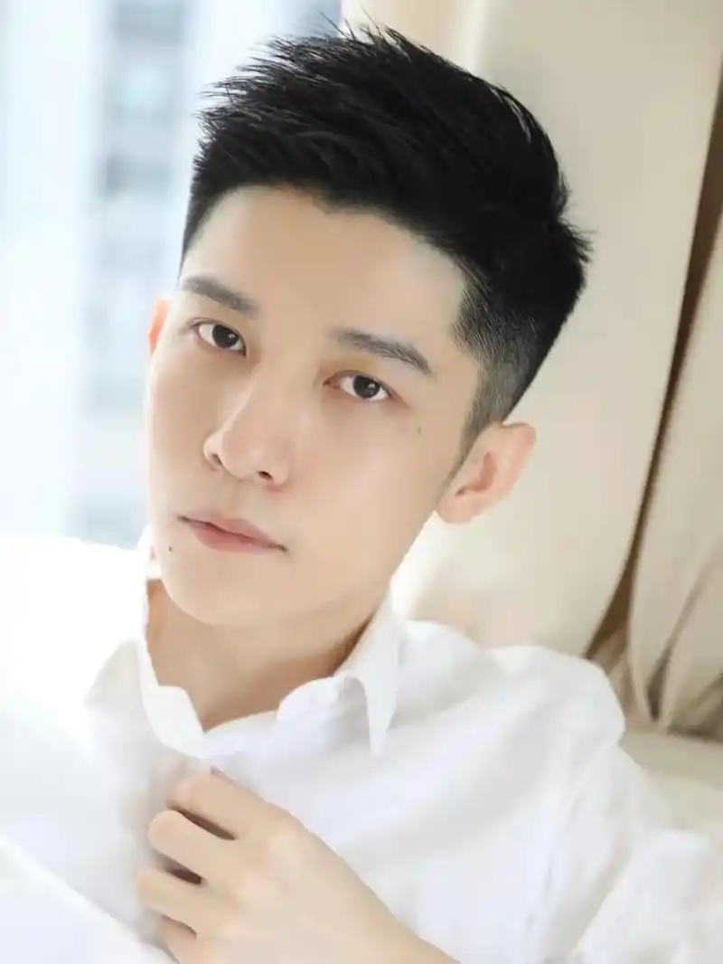 毛寸是从寸头中演变出来的一种非常自然的发型.