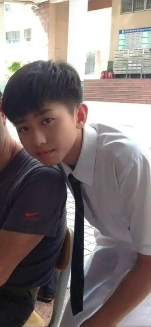 小鲜肉蔡徐坤学生时代照片曝光没想到小小年纪就有高颜值