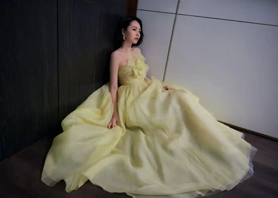 刘惜君甜美风格写真组图,一袭淡黄色花朵纱裙,笑意盈盈,优雅生姿