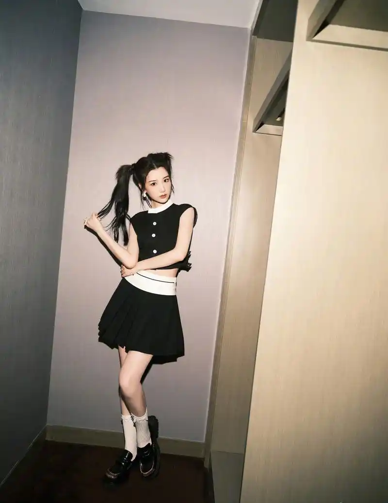 毛晓彤黑色短裙双马尾性感美腿性感写真