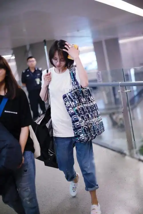 白t牛仔裤小白鞋,郑爽毫无偶像包袱,顶针暴露秘密