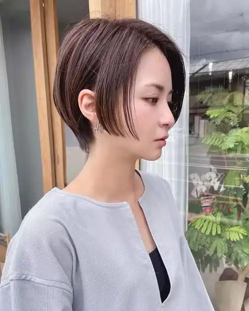 这是一款无刘海的三七分短发,保留了足够的量感,只是在发梢做了轻柔的