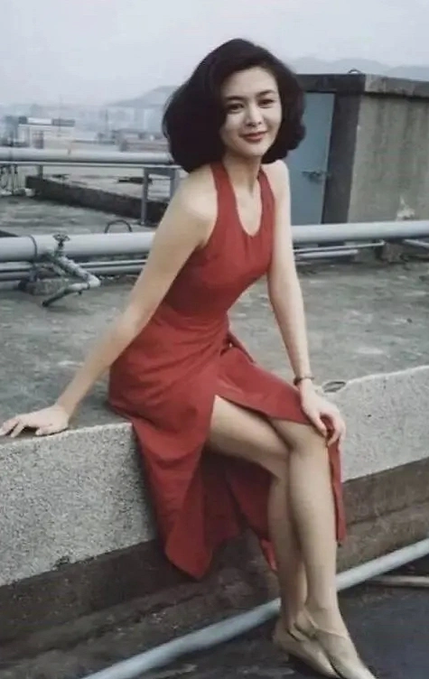 关之琳穿19岁时的红裙,看完对比,终于懂她为啥57岁还单身