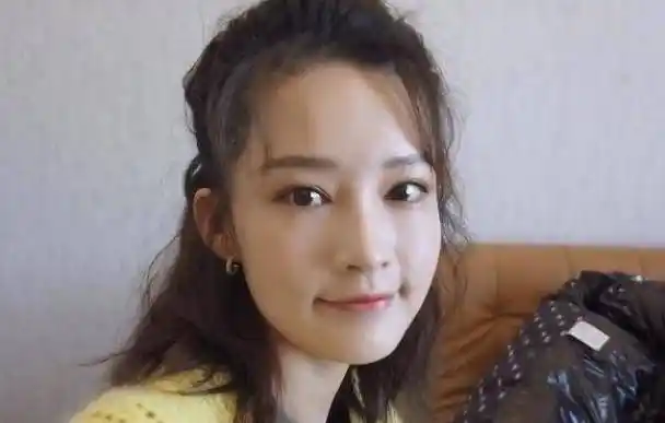 原创李沁私下真实素颜曝光,与精修图"判若两人",不化妆几乎没眉毛