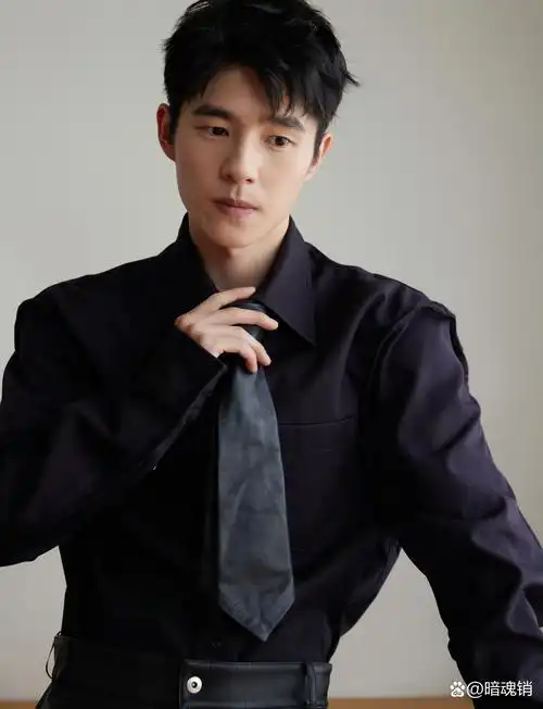 刘昊然一身bottega veneta 24早秋系列黑色皮衣造型搭配黑色衬衫,真的