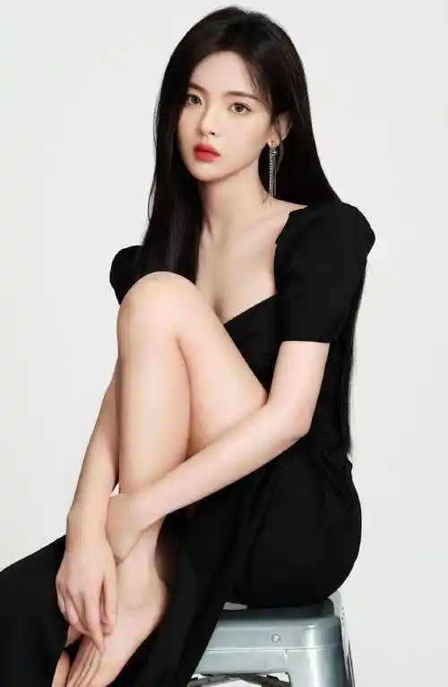 组图:网友杭州街头偶遇杨超越 穿露腰上衣配热裤身材好绝_娱乐_黑色