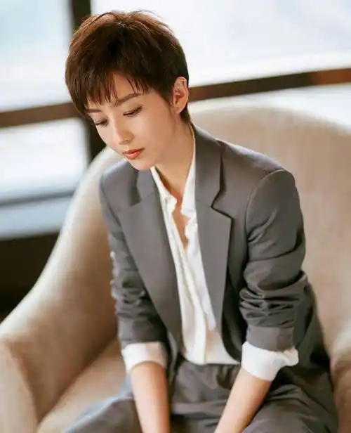 原创原创34岁佟丽娅真会穿白色短袖印花半身裙清新十足秒变24岁少女