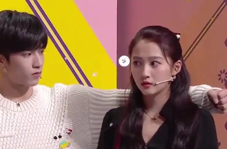 刘耀文对关晓彤比划"绅士手",这么亲昵的动作,有想过鹿晗的感受吗?