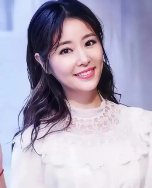 林心如面容崩裂,眼小秃顶被指大妈模样,下腹明显凸起疑似怀二胎