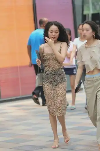 街拍:透明裙子成为路人焦点,真替美女担心,吊带结实吗?_手机搜狐网