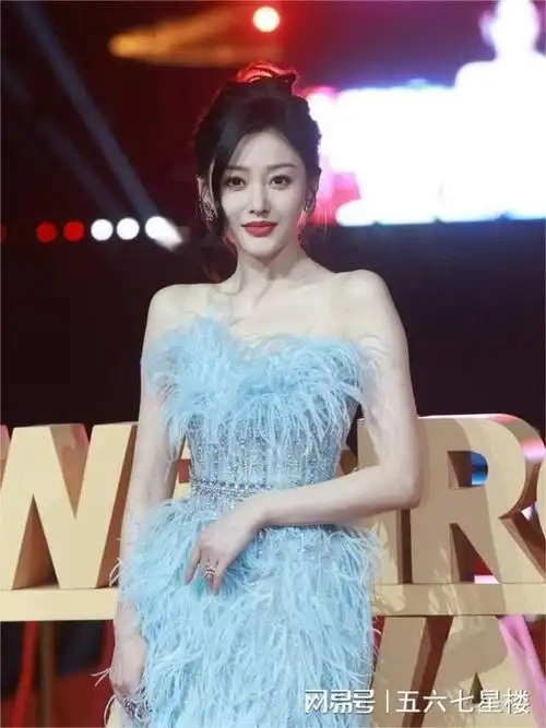 张天爱蓝色羽毛抹胸裙|红毯|裙子|礼服|发型|古典乐_网易订阅