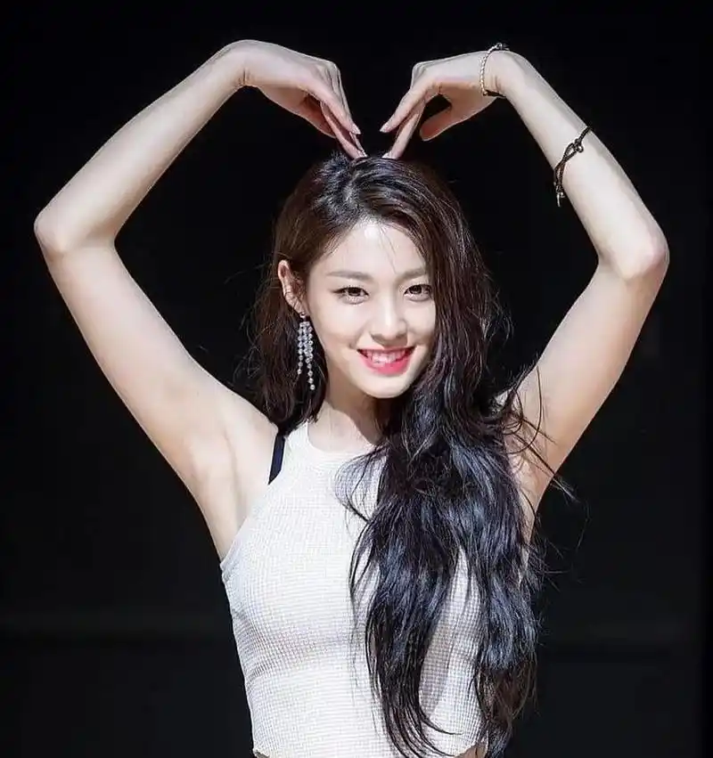 金雪炫  不仅要有一张漂亮的脸蛋,还要有傲人的上围以及性感的身材.