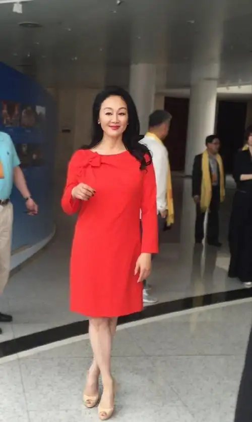 王姬生活近照,关爱残障人士献爱心,人美心更美!