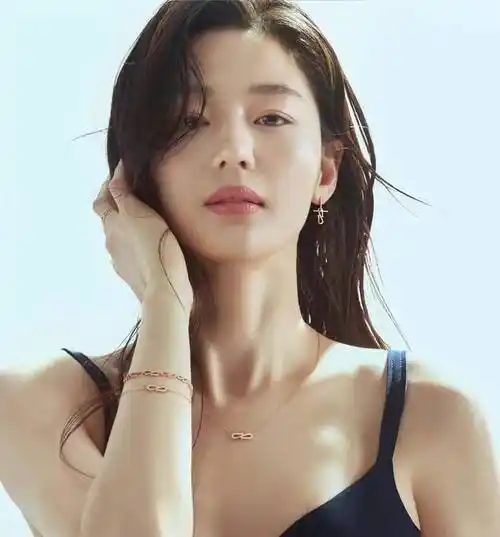 韩国女星全智贤惊现上海机场出来身神采飞扬容貌依旧