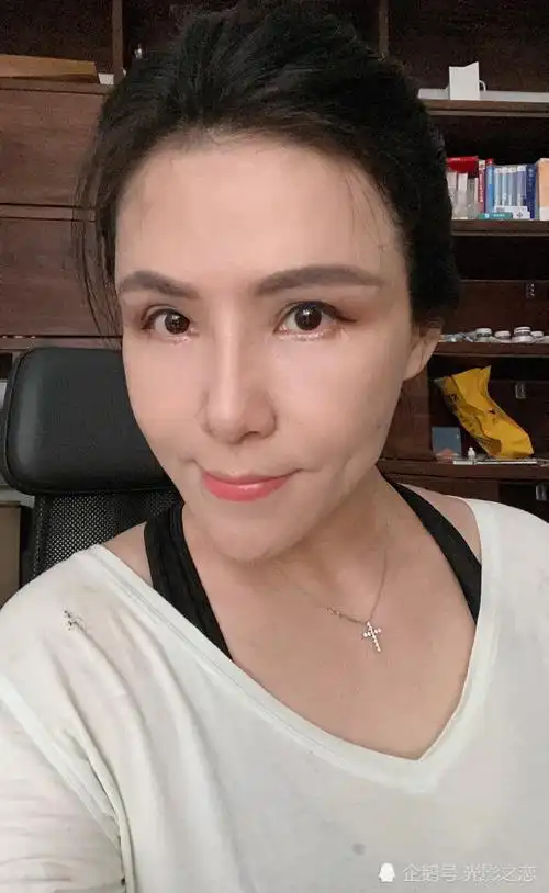 作家陈岚在直播中称赞霍尊晒证据警告陈露霍尊事件另有隐情